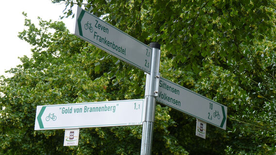 Radwegweiser mit Beschilderung von Brinke's Sagenhafter Route