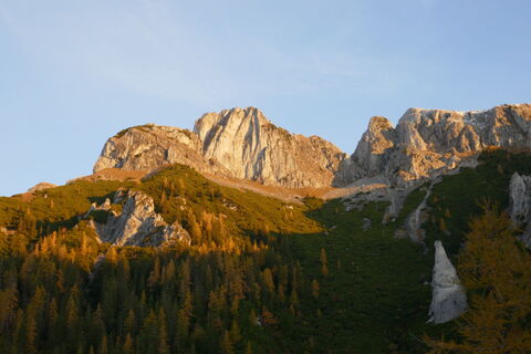 die Morgensonne lässt den Festlbeilstein erstrahlen