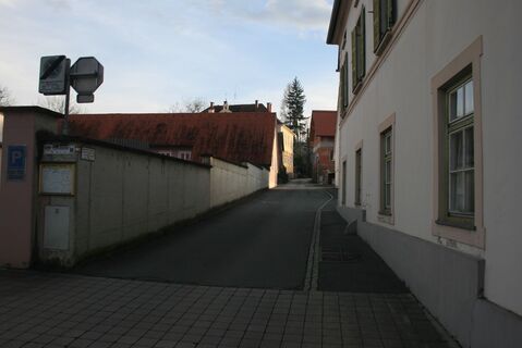 Wanderweg vor dem Lerchhaus nach links