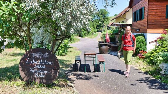 Immer wieder gibt es Selbstbedienungs - Labestationen am Weg