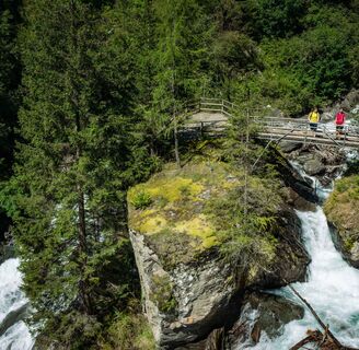Markante Aussichtspunkte -  der Mallnitzbach rauscht kraftvoll in die Tiefe