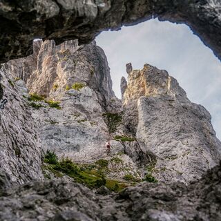 Loch im Felsen auf dem Weg zu den Drei Schwestern