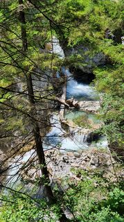 Allmählich gibt der Wald Sicht auf die Klamm frei