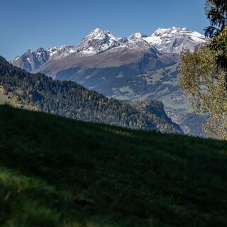 Unterwegs mit Sicht auf die Brigelserhörner und den Oberalpstock