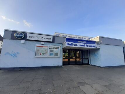Infotafel beim Startpunkt von den VitalWege auf dem Parkplatz am Hallen- und Freibad