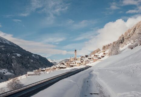 Aufnahme im Winter mit Aussicht auf das Bergdorf Sumvitg.