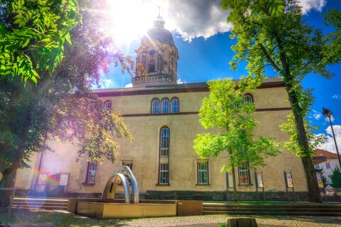 Lutherkirche mit Brunneninstallation - Tambach-Dietharz