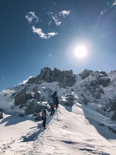 Eine Gruppe Freerider auf dem Grat