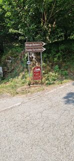 Kilometersteine am Beginn des Anstiegs