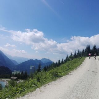 vorbei am Beschneiungsteich Karkogel