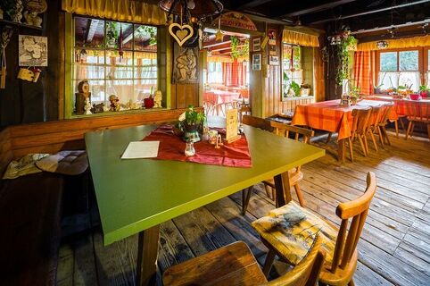 Gemütliche Stube auf der Herrgottschnitzerhütte