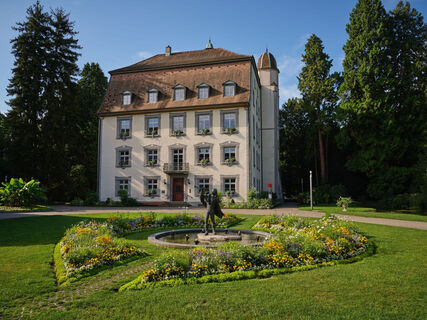 Trompeterbrunnen und Schloss Schönau im Schlosspark