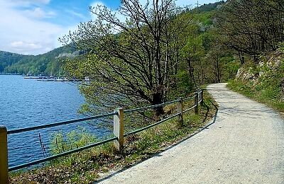 Wanderweg am See Richtung Schwammenauel