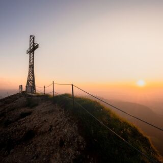 Gipfelkreuz am Hochgrat bei Sonnenuntergang