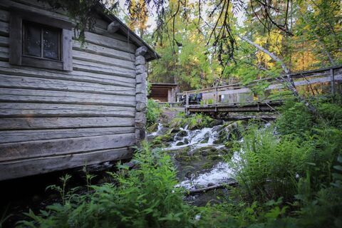 Porontimajoki offene Schutzhütte in der Wildnis entlang des Karhunkierros-Wegs