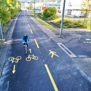 Entlang des Freigleises, dem früheren Bahntrassee der Zentralbahn