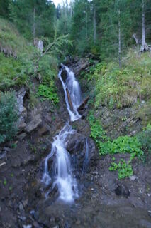 wir starten früh und kommen an diesem schönen Wasserfall vorbei