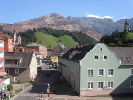 Eisenerz mit Blick auf den Erzberg