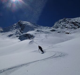 Auch wenn wir hier tolle Pulverschwünge ins Gelände zeichnen, so ist diese Tour auf den Granatenkogel 3318m eine eindeutige Frühjahrstour bei nur sehr gut gesetzten Schneeverhältnissen.