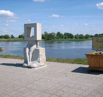 Skulptur am Yachthafen Arneburg mit Ausblick auf die Elbe