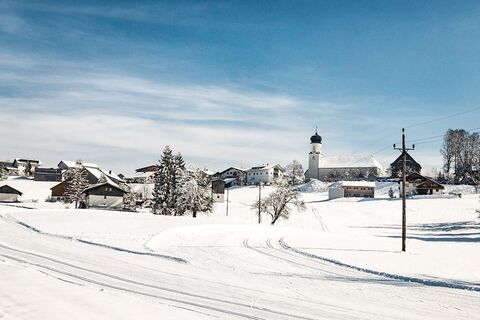 Sulzberg mit Winterwanderweg und Kirche