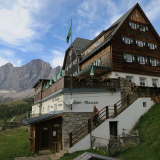 Die Austriahütte vor der Dachstein Südwand