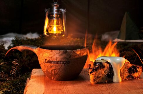 Lammintupa Skiloipen-Café mit leckeren Gebäckstücken und Erfrischungen