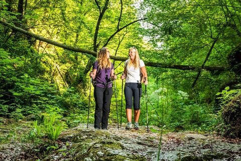 wandern-im-bachbett-der-schlucht-c-tv-region-graz-mias-photoart.jpg