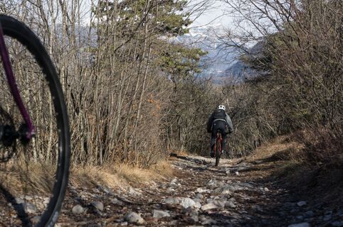 Der Feldweg in der Nähe des archäologischen Gebiets von Cavedine
