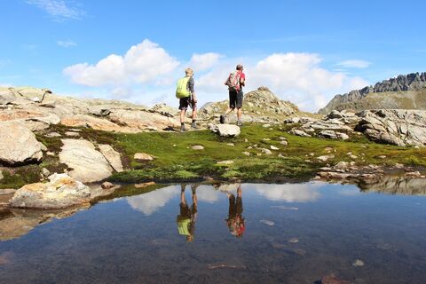Zwei Wanderer an einem der Klafferseen