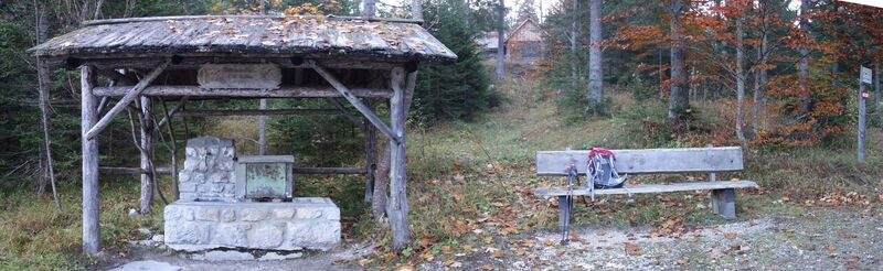 nahe Jagdhütte und Brunnen