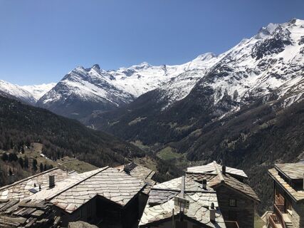 Blick ins Tal über die Dächer von Heimischgarte