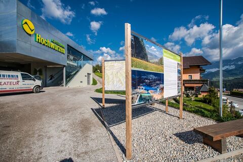 Wanderportal an der Talstation Gipfelbahn Hochwurzen