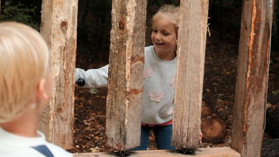 Kinder am Waldspielplatz