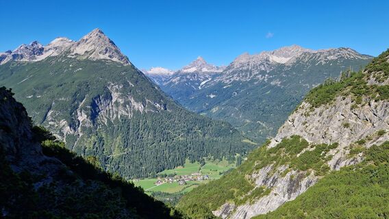 Aussicht Richtung Hornbachtal und Klimmspitze, unten die Ortschaft Martinau