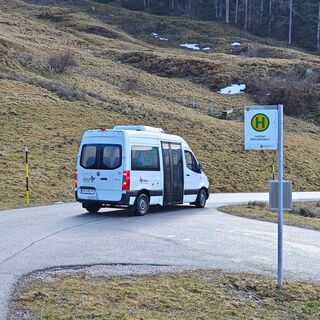 Das Tennengau-Shuttel bringt die Wanderinnen und Wanderer bis zur Haltestelle Spielbergmaut.