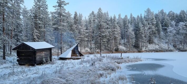Kolmiloukkonen Schutzunterstand 1 im frühen Winter