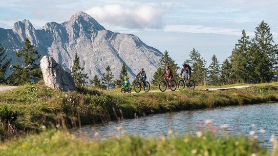 Familie beim Radfahren um den Kaltwassersee - Seefeld