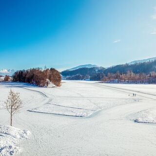 Blick auf den gefrorenen Reintalersee in Kramsach im Winter