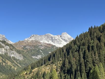 Foto von Chourmentis entlang der Tour