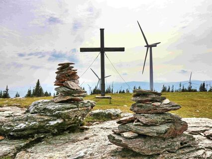 Windpark Steinriegel mit Gipfelkreuz_Ratten_Oststeiermark