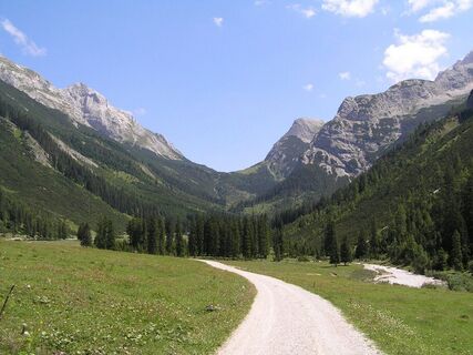 Angeralm mit Blick Richtung Karwendelhaus