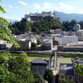 Der Weitwanderweg 804 führt vom Mozartplatz über den Mozartsteg (Bildmitte) auf den Kapuzinerberg.
