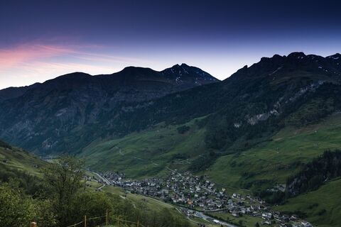 Vals mit Piz Tomül im Hintergrund