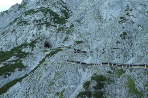 Weg zur Eisriesenwelt - in einer der Kehren steigt man zum Hochkogelsteig