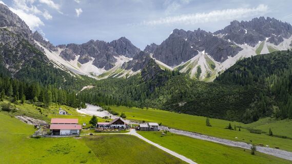 Eppzirler Alm - Drohnenaufnahme Alm und Talschluss