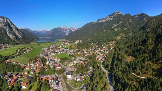 Maurach am Achensee- Ortsansicht mit Seeblick
