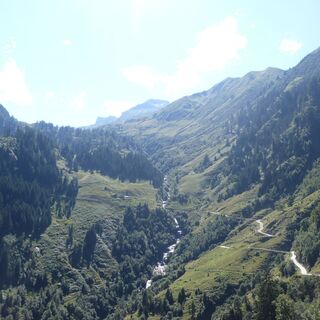 Die Eder-Grundalm am Beginn der Auffahrt zur Häuslalm.