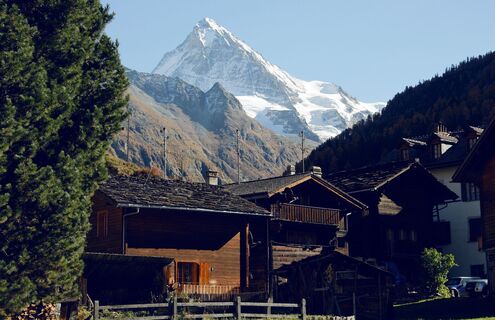 Evolène mit der Dent Blanche im Hintergrund