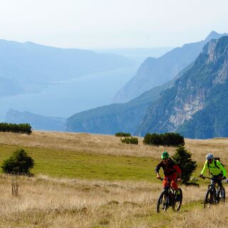 Blick auf den Gardasee vom Monte Gazza